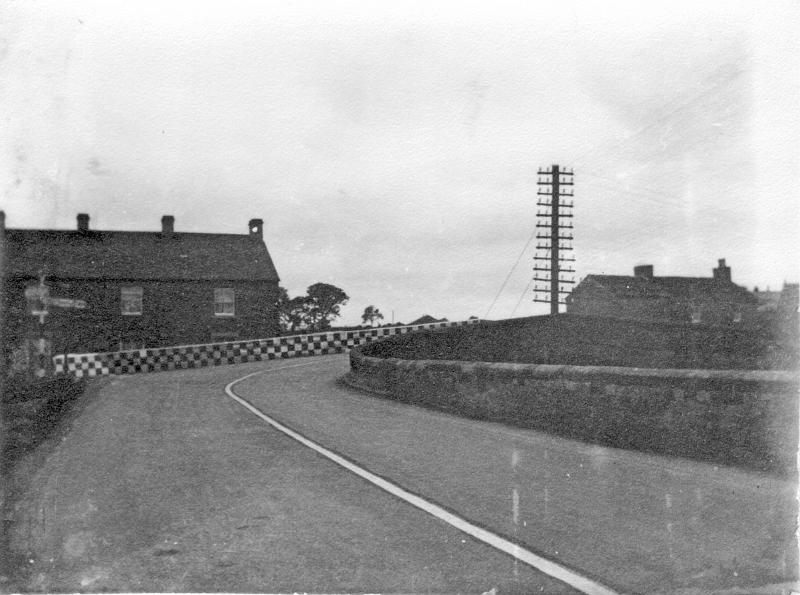 Bridge End 1930 dem 1938.JPG - Bridge End in 1930, demolished in 1938. This old arched bridge was demolished in 1938 to make way for the new concrete bridge.  Built by Yorks Henbeque of Leeds and W.V.Patrick of Grassington.